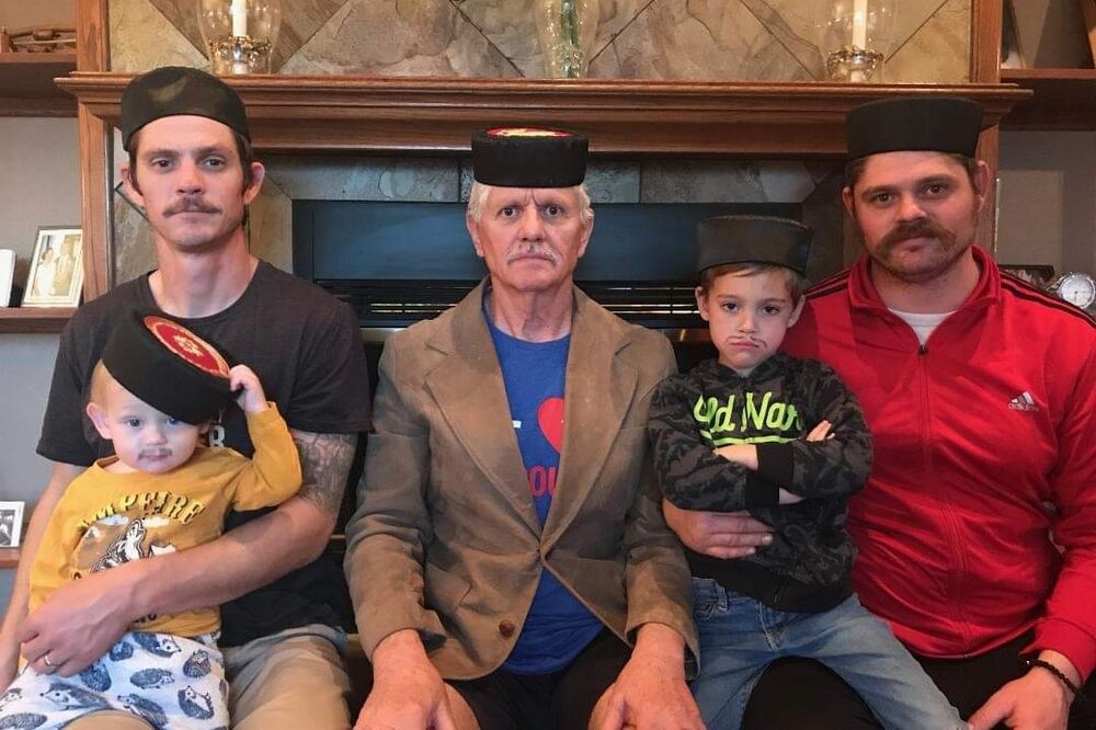 Kris (desno) sa bratom Nikolom (lijevo), ocem i bratovim sinovima, Foto: Privatna arhiva