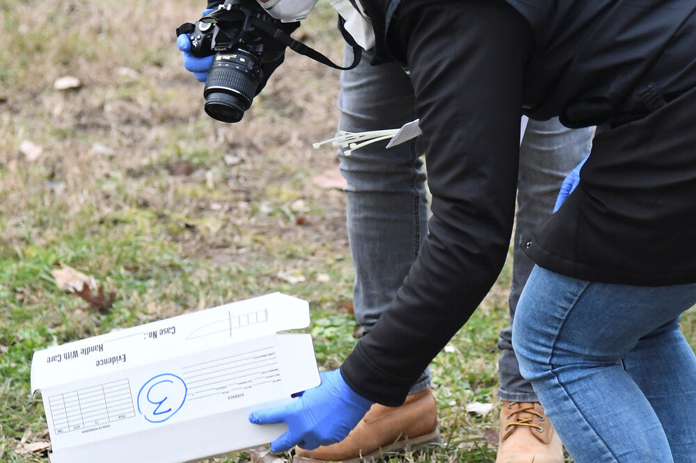 Italijanski policajci skupljaju dokaze oko stadiona u Milanu, Foto: REUTERS