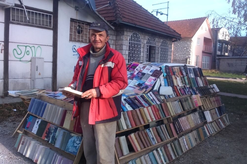 Krivokapić ispred knjižare na otvorenom, Foto: Svetlana Mandić