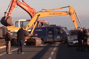 Italija: Blokirali put kamionima, pa bagerima razbili kombi s...