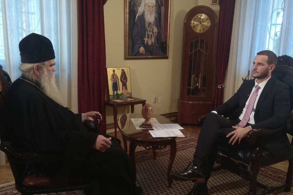 Mitropolit Amfilohije u razgovoru sa novinarom Vijesti Ananijem Jovanovićem, Foto: TV Vijesti
