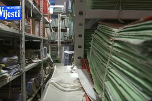 TV Vijesti u prostoriji gdje se čuvaju oduzete stvari: Oružje,...