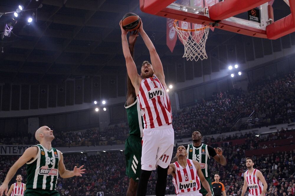Nikola Milutinov na meču sa Panatinaikosom, Foto: Euroleague