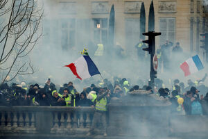 Neredi na protestu Žutih prsluka u Parizu: Gađali policajce, pa...