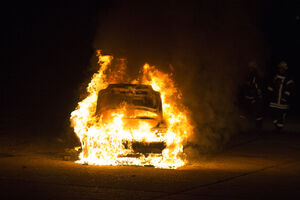 Zapalio se automobil kojim se ekipa "Vremena" vraćala iz Kosovske...