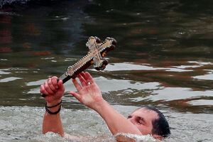 Bogojavljensko plivanje za Časni krst