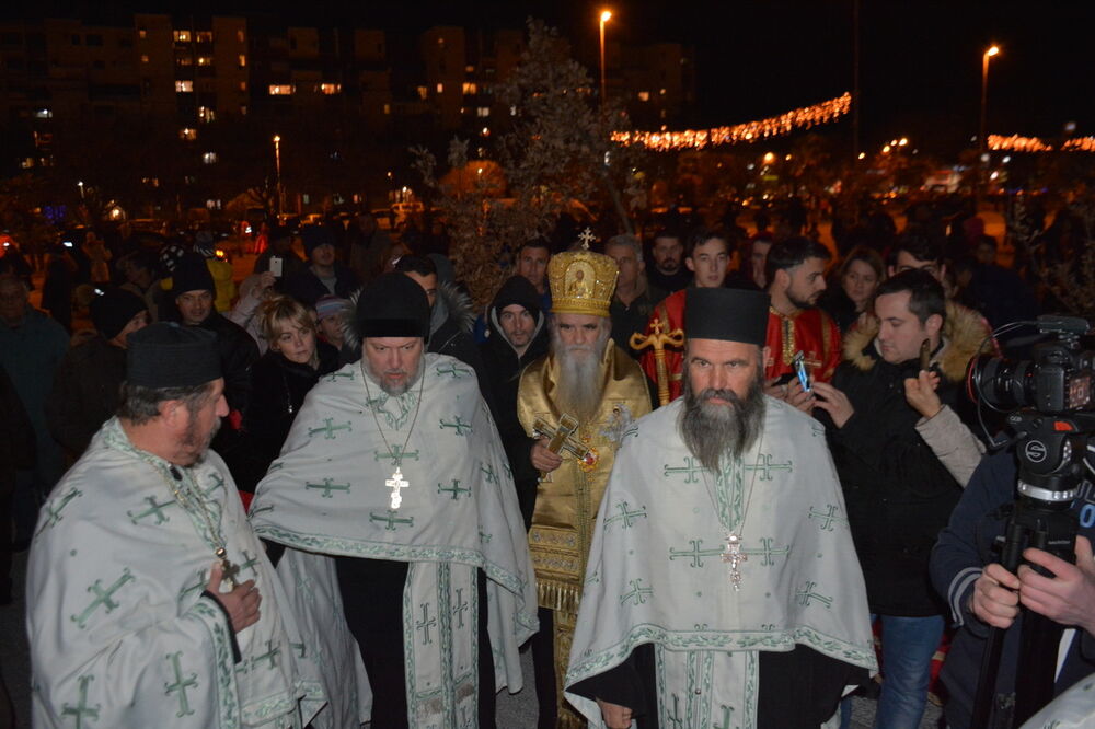 Sa nalaganja badnjaka ispred hrama Hristovog Vasrsenja, Foto: Mitropolija.com