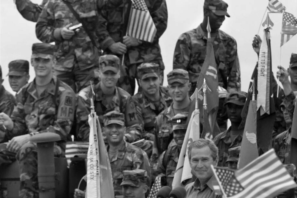Džordž Buš u bazi Bondstil na Kosovu 2001., Foto: Reuters