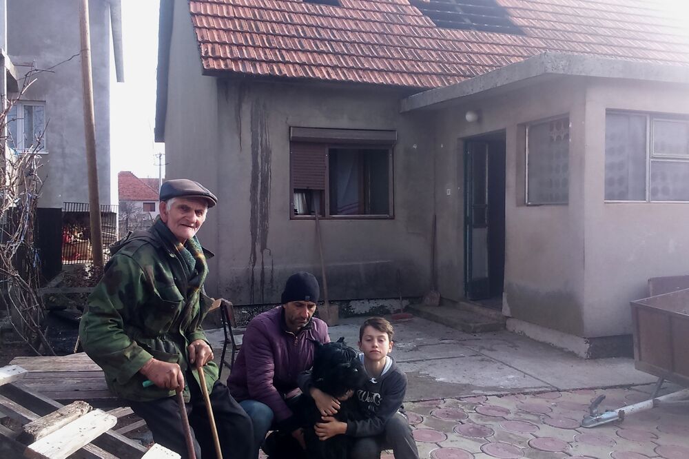Pekovići ispred kuće, Foto: Svetlana Mandić