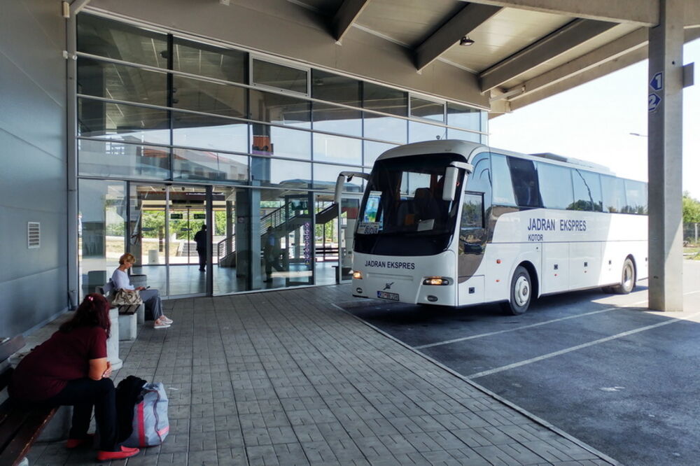 Autobuska stanica u Tivtu, Foto: Siniša Luković