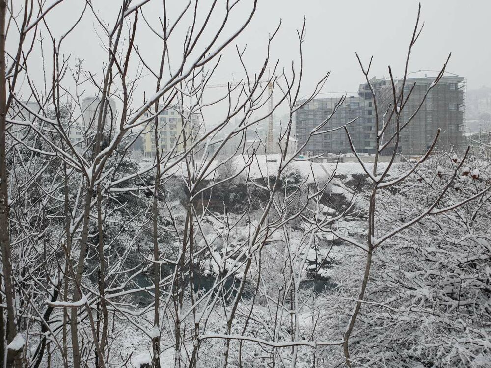 Prve pahulje su obradovale građane Podgorice još 8. januara kasno naveče, a već 9. ujutru cijeli grad je bio pokriven. Pokažite nam kako vaš dio grada izgleda pod snijegom tako što ćete poslati fotke na mail portal@vijesti.me ili na našu FB ili Instagram stranicu!