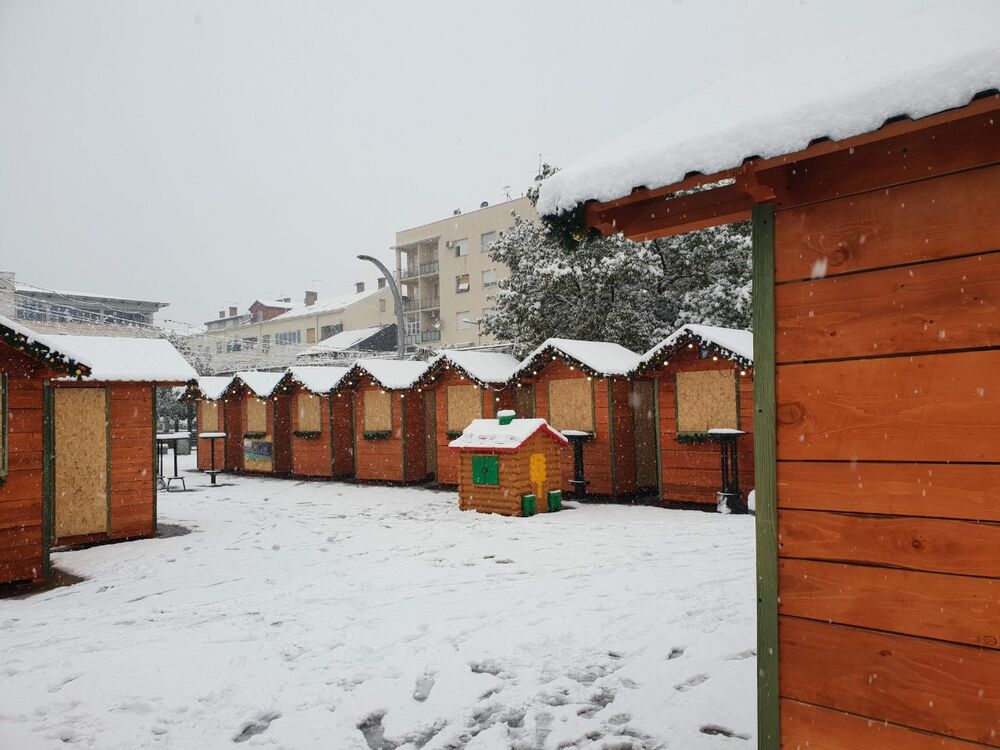 Prve pahulje su obradovale građane Podgorice još 8. januara kasno naveče, a već 9. ujutru cijeli grad je bio pokriven. Pokažite nam kako vaš dio grada izgleda pod snijegom tako što ćete poslati fotke na mail portal@vijesti.me ili na našu FB ili Instagram stranicu!
