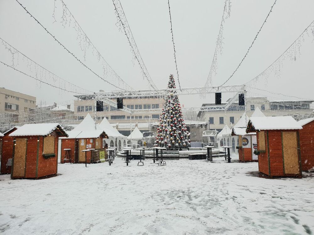 Prve pahulje su obradovale građane Podgorice još 8. januara kasno naveče, a već 9. ujutru cijeli grad je bio pokriven. Pokažite nam kako vaš dio grada izgleda pod snijegom tako što ćete poslati fotke na mail portal@vijesti.me ili na našu FB ili Instagram stranicu!