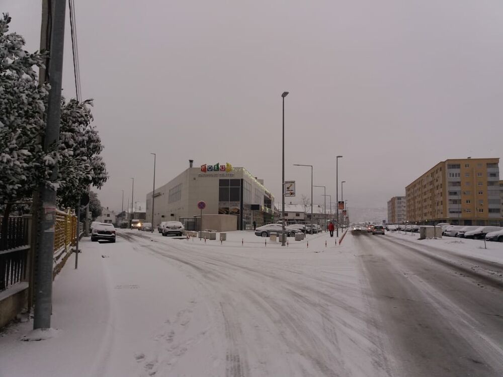 Prve pahulje su obradovale građane Podgorice još 8. januara kasno naveče, a već 9. ujutru cijeli grad je bio pokriven. Pokažite nam kako vaš dio grada izgleda pod snijegom tako što ćete poslati fotke na mail portal@vijesti.me ili na našu FB ili Instagram stranicu!