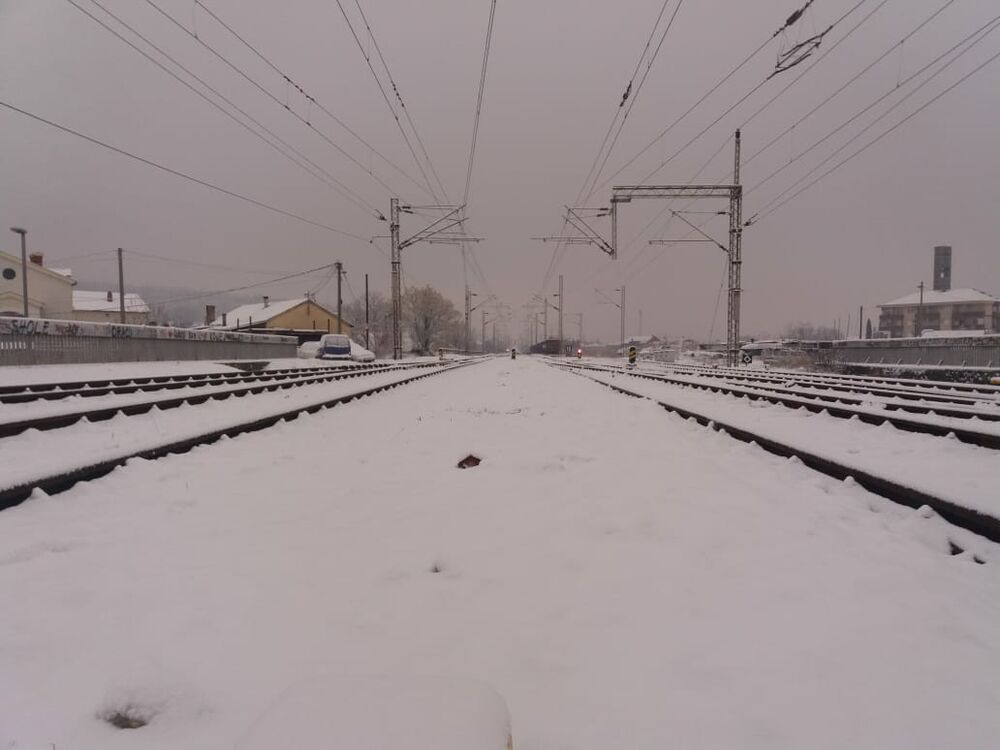 Prve pahulje su obradovale građane Podgorice još 8. januara kasno naveče, a već 9. ujutru cijeli grad je bio pokriven. Pokažite nam kako vaš dio grada izgleda pod snijegom tako što ćete poslati fotke na mail portal@vijesti.me ili na našu FB ili Instagram stranicu!