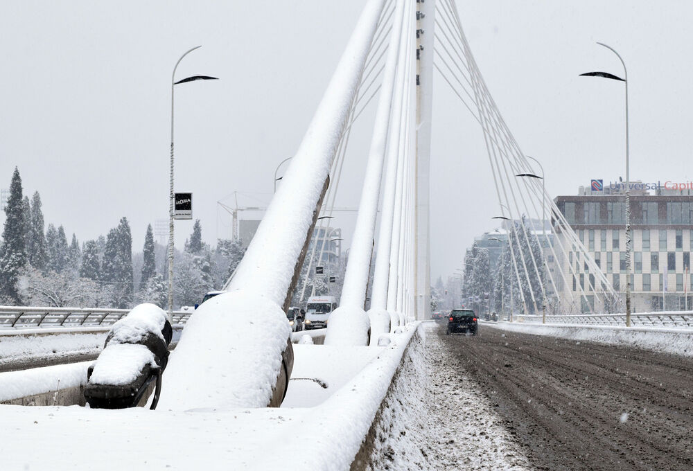 Prve pahulje su obradovale građane Podgorice još 8. januara kasno naveče, a već 9. ujutru cijeli grad je bio pokriven. Pokažite nam kako vaš dio grada izgleda pod snijegom tako što ćete poslati fotke na mail portal@vijesti.me ili na našu FB ili Instagram stranicu!