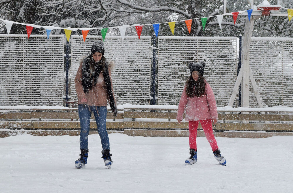 Prve pahulje su obradovale građane Podgorice još 8. januara kasno naveče, a već 9. ujutru cijeli grad je bio pokriven. Pokažite nam kako vaš dio grada izgleda pod snijegom tako što ćete poslati fotke na mail portal@vijesti.me ili na našu FB ili Instagram stranicu!
