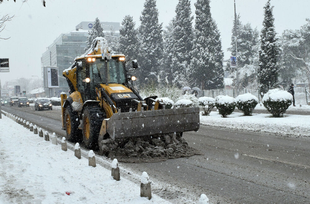 Prve pahulje su obradovale građane Podgorice još 8. januara kasno naveče, a već 9. ujutru cijeli grad je bio pokriven. Pokažite nam kako vaš dio grada izgleda pod snijegom tako što ćete poslati fotke na mail portal@vijesti.me ili na našu FB ili Instagram stranicu!