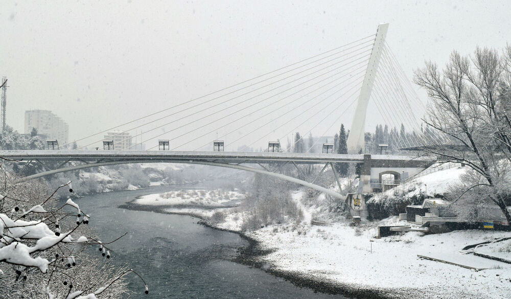 Prve pahulje su obradovale građane Podgorice još 8. januara kasno naveče, a već 9. ujutru cijeli grad je bio pokriven. Pokažite nam kako vaš dio grada izgleda pod snijegom tako što ćete poslati fotke na mail portal@vijesti.me ili na našu FB ili Instagram stranicu!