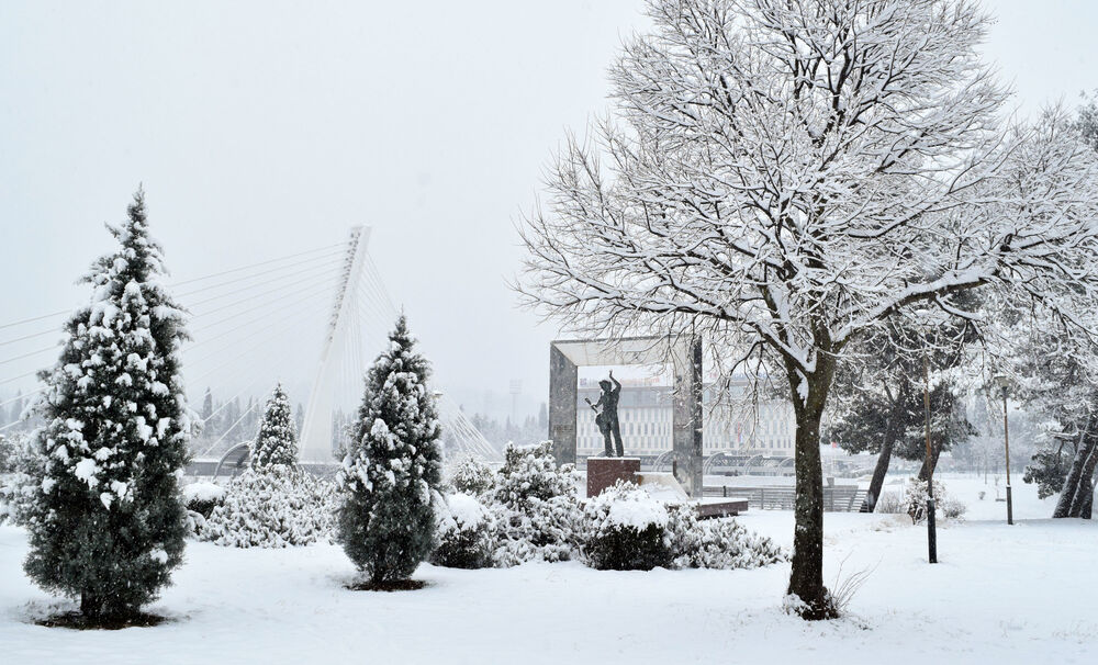 Prve pahulje su obradovale građane Podgorice još 8. januara kasno naveče, a već 9. ujutru cijeli grad je bio pokriven. Pokažite nam kako vaš dio grada izgleda pod snijegom tako što ćete poslati fotke na mail portal@vijesti.me ili na našu FB ili Instagram stranicu!