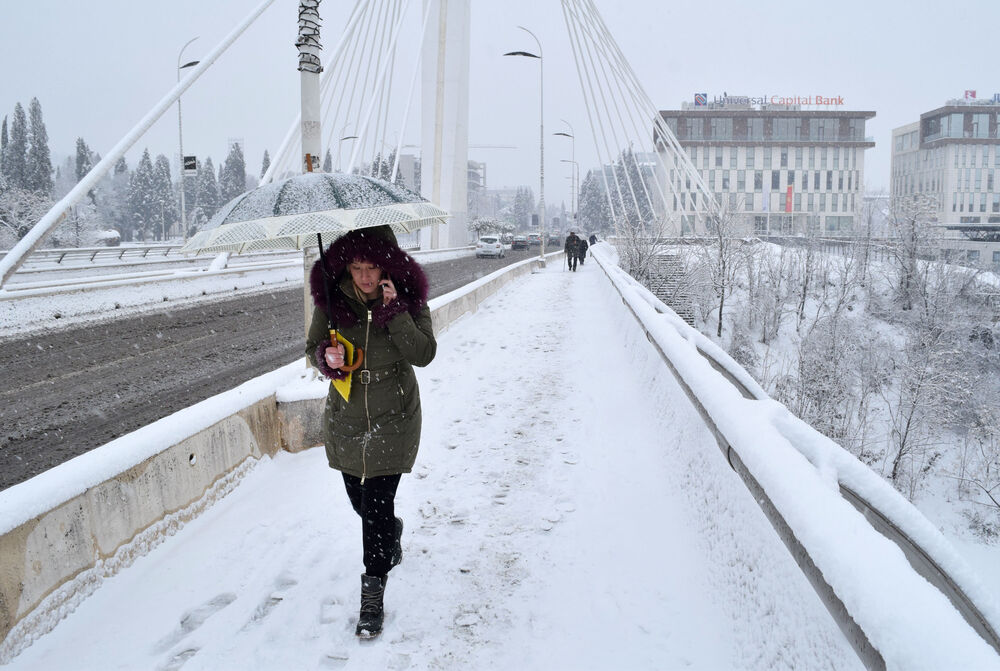 Prve pahulje su obradovale građane Podgorice još 8. januara kasno naveče, a već 9. ujutru cijeli grad je bio pokriven. Pokažite nam kako vaš dio grada izgleda pod snijegom tako što ćete poslati fotke na mail portal@vijesti.me ili na našu FB ili Instagram stranicu!