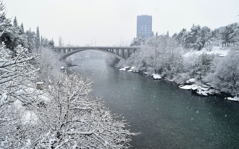 Prve pahulje su obradovale građane Podgorice još 8. januara kasno naveče, a već 9. ujutru cijeli grad je bio pokriven. Pokažite nam kako vaš dio grada izgleda pod snijegom tako što ćete poslati fotke na mail portal@vijesti.me ili na našu FB ili Instagram stranicu!