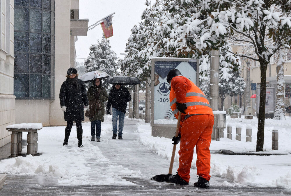 Prve pahulje su obradovale građane Podgorice još 8. januara kasno naveče, a već 9. ujutru cijeli grad je bio pokriven. Pokažite nam kako vaš dio grada izgleda pod snijegom tako što ćete poslati fotke na mail portal@vijesti.me ili na našu FB ili Instagram stranicu!