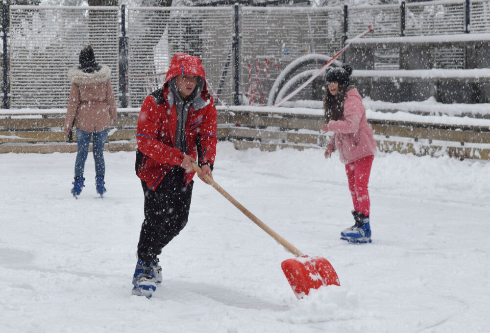 Prve pahulje su obradovale građane Podgorice još 8. januara kasno naveče, a već 9. ujutru cijeli grad je bio pokriven. Pokažite nam kako vaš dio grada izgleda pod snijegom tako što ćete poslati fotke na mail portal@vijesti.me ili na našu FB ili Instagram stranicu!
