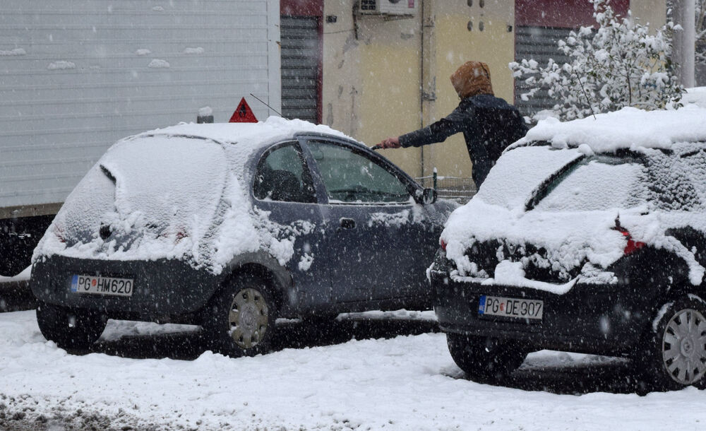 Prve pahulje su obradovale građane Podgorice još 8. januara kasno naveče, a već 9. ujutru cijeli grad je bio pokriven. Pokažite nam kako vaš dio grada izgleda pod snijegom tako što ćete poslati fotke na mail portal@vijesti.me ili na našu FB ili Instagram stranicu!