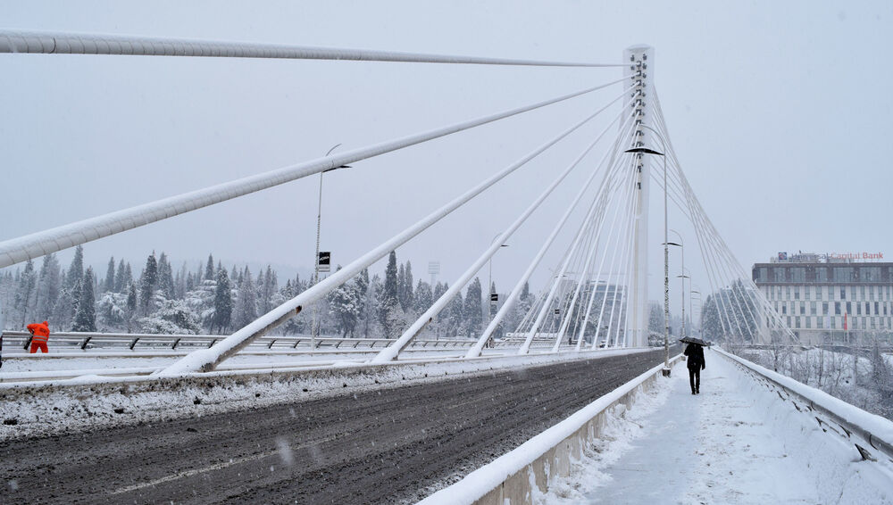 Prve pahulje su obradovale građane Podgorice još 8. januara kasno naveče, a već 9. ujutru cijeli grad je bio pokriven. Pokažite nam kako vaš dio grada izgleda pod snijegom tako što ćete poslati fotke na mail portal@vijesti.me ili na našu FB ili Instagram stranicu!