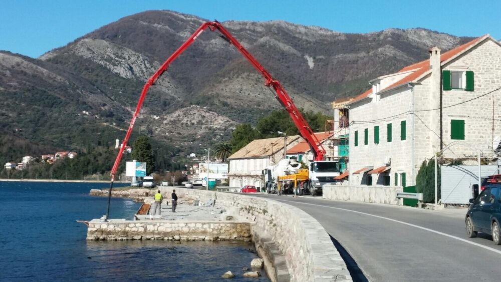 Gugijeva mehanizacija gradi nelegalnu pontu 2016. godine, Foto: Siniša Luković