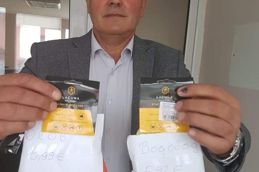 Lekić sa rukavicama za koje tvrdi da su plaćene znatno skuplje, Foto: Goran Malidžan