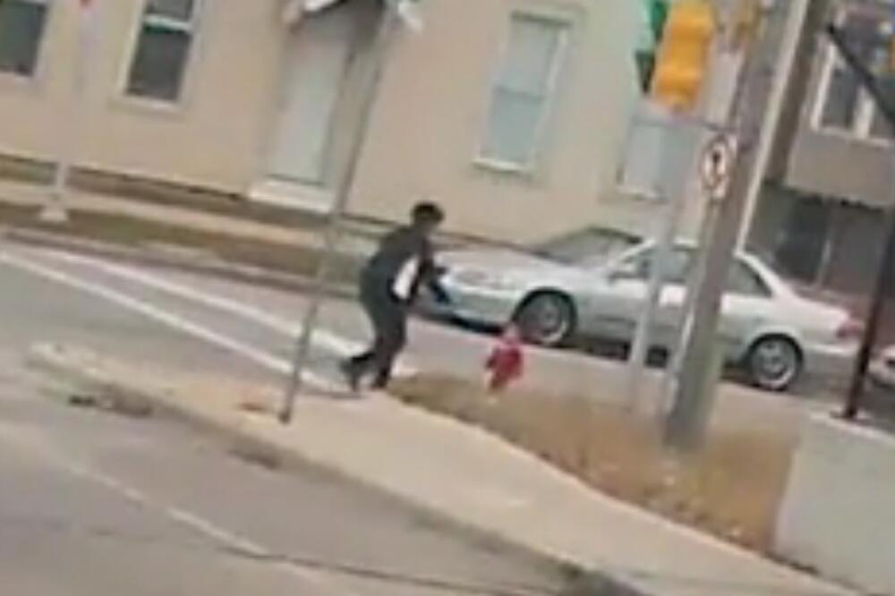 zzaustavila vozilo i odvela dječaka na sigurno, Foto: Printscreen