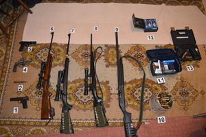 Pretresi u Cetinju i Baru: Oduzete puške, pištolji, protivavionski...