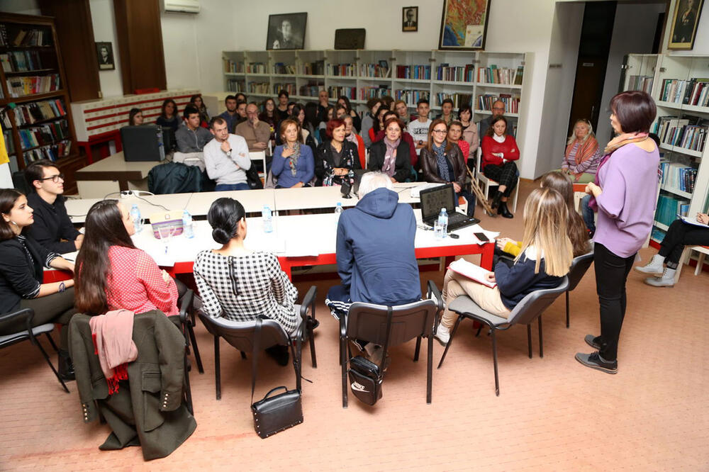 Tribina o Herojima, lokalni đački parlament Bar, Foto: Radomir Petrić