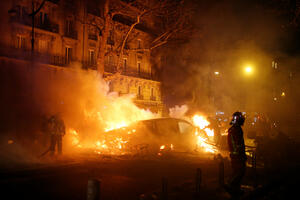 FOTO Pariz u haosu: Zapaljena kola, suzavac, šok bombe, vodeni...