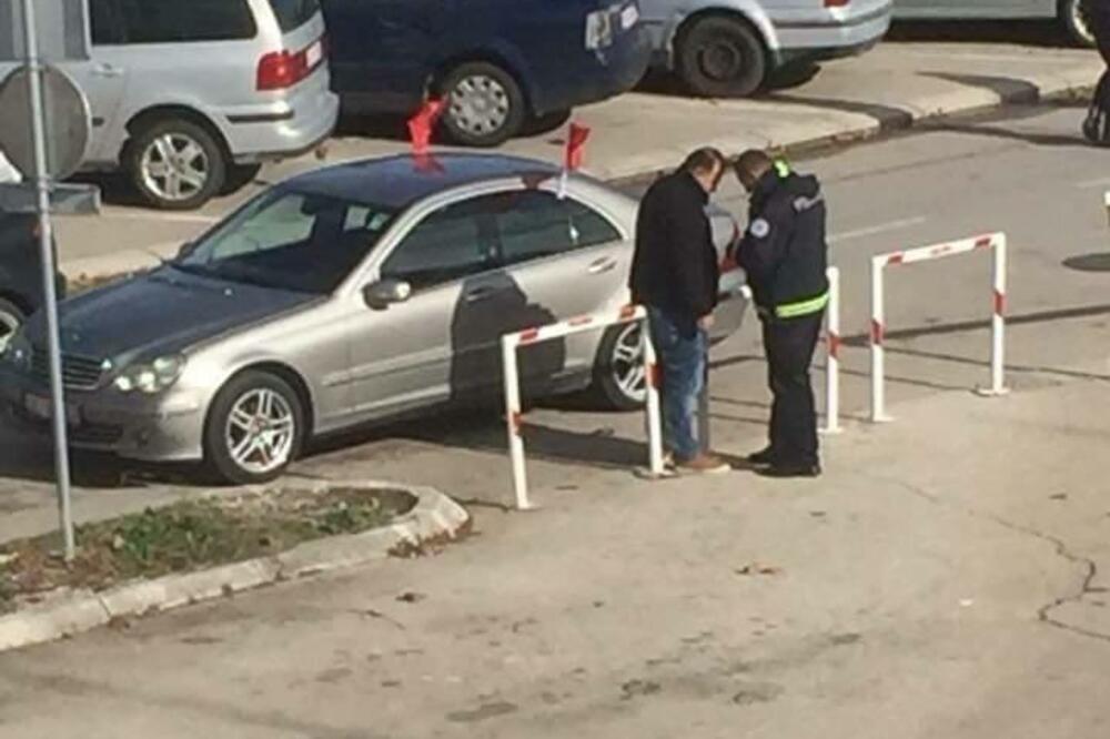 Ulcinj auto albanska zastava, Foto: Čitalac Vijesti