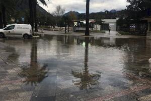Kiša i plima poplavile kotorsku rivu