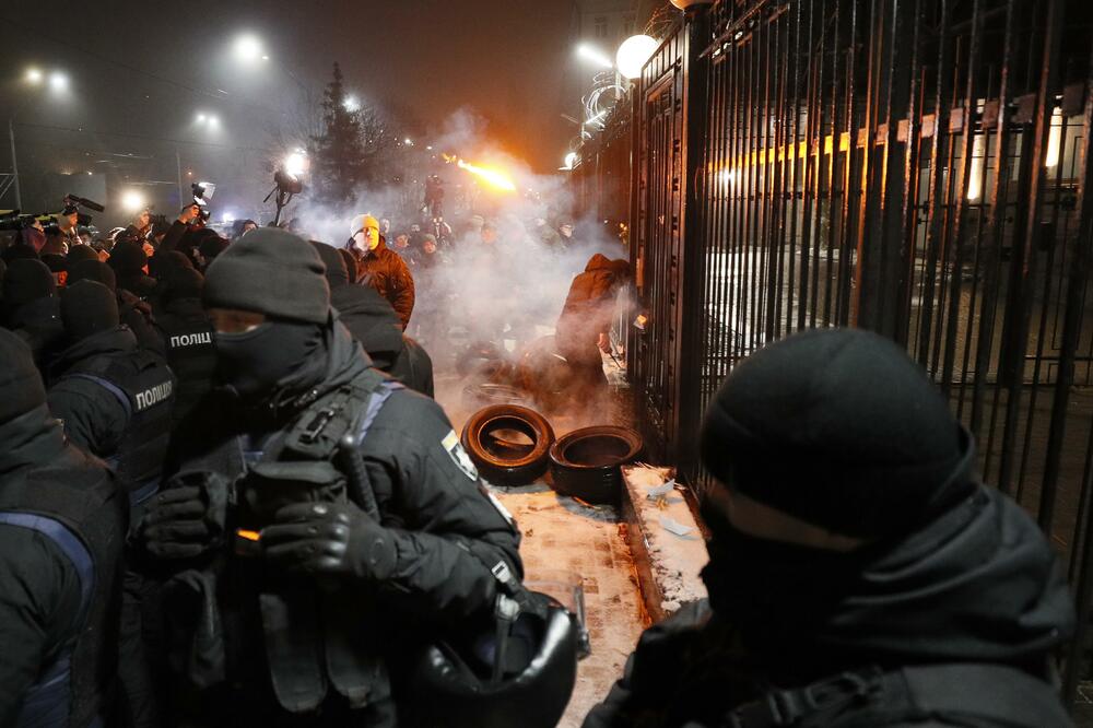 Kijev, protest ispred ambasade Rusije, Foto: Reuters