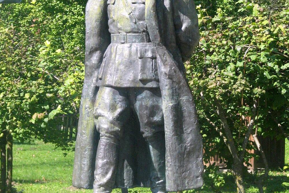 Josip Broz Tito, spomenik (Novine), Foto: Wikipedia