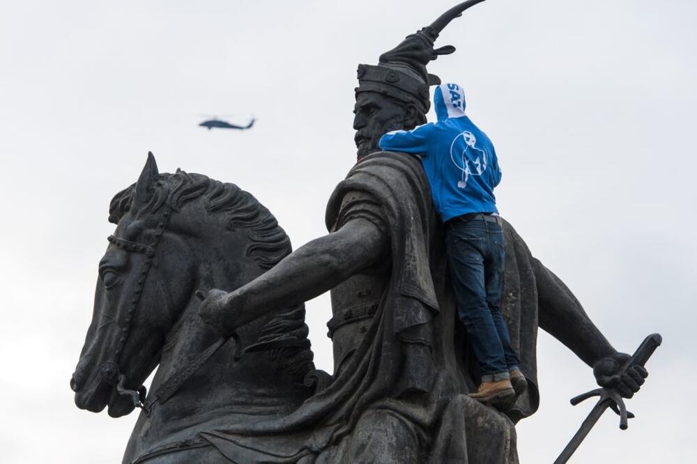 Skenderbeg (novina), Foto: RFE