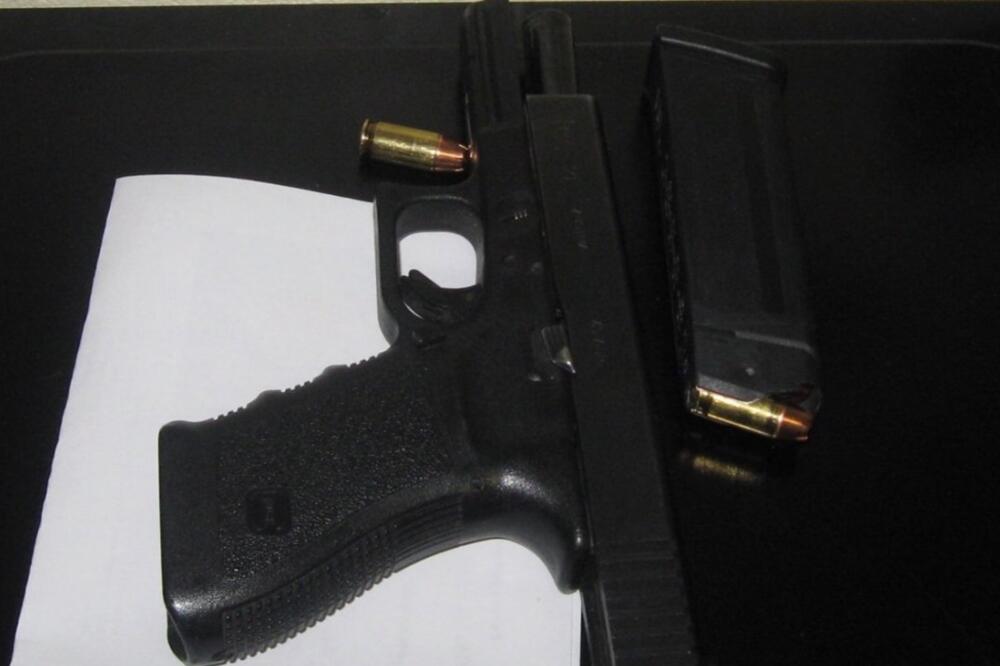 Oduzeti pištolj, Foto: Twitter.com/nbc4i