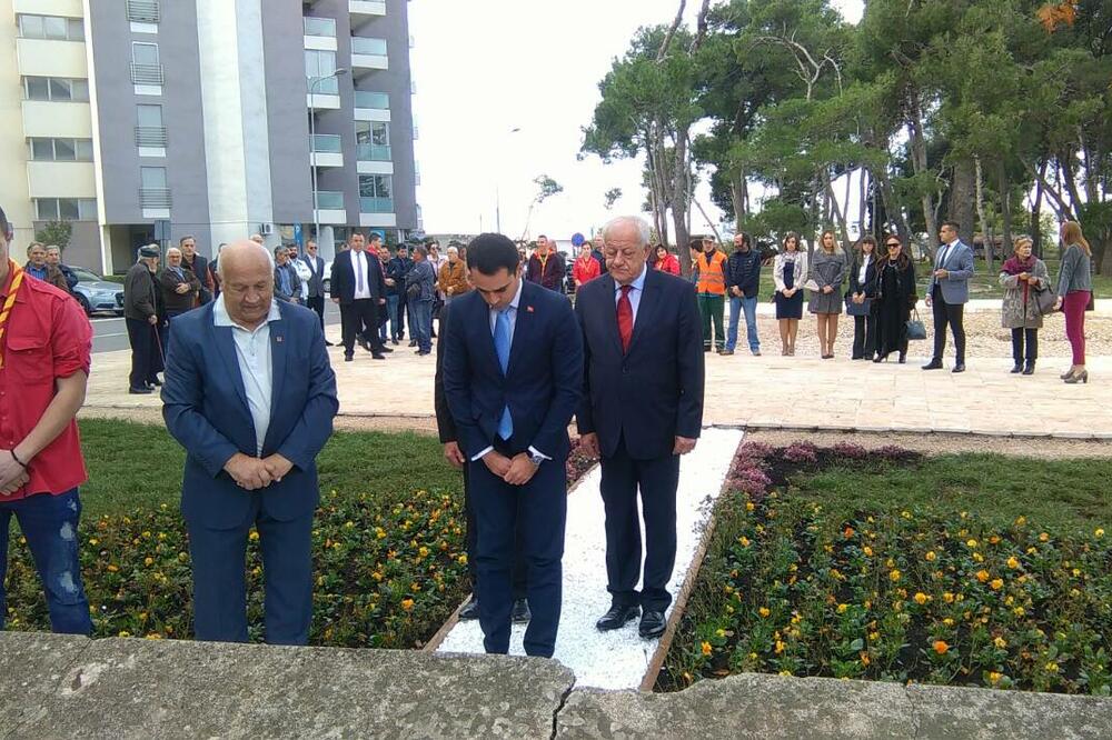 Dan Opštine Bar, polaganje vijenaca, Foto: Radomir Petrić