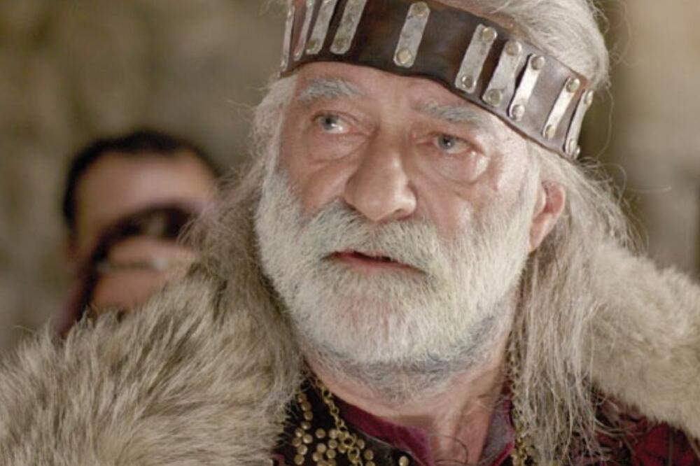 Mladen Nelević kao Nemanja  (novine), Foto: RTS