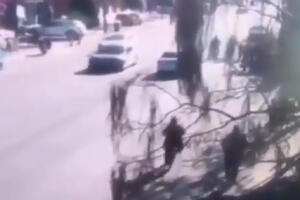 UZNEMIRUJUĆI VIDEO Kina: Autom naletio na grupu učenika, najmanje...
