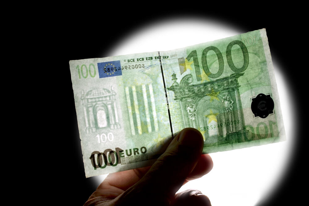 100 eura, falsifikat, Foto: Shutterstock