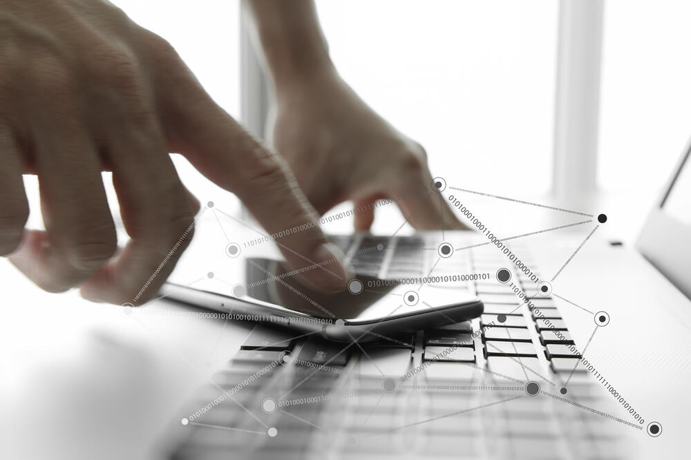 Mobilni telefon, laptop, Foto: Shutterstock