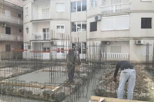 Budva: Zgrada niče ispred ulaza