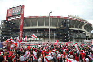 Bojno polje ili fudbal: Rekordan broj ljekara na Monumentalu
