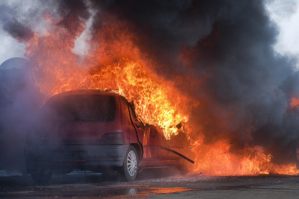 auto, požar, Foto: Shutterstock